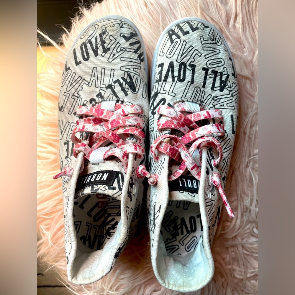 No Bull all love men 5.5, women US 7.  Fits MLA 6.5 in women’s, well worn & wash